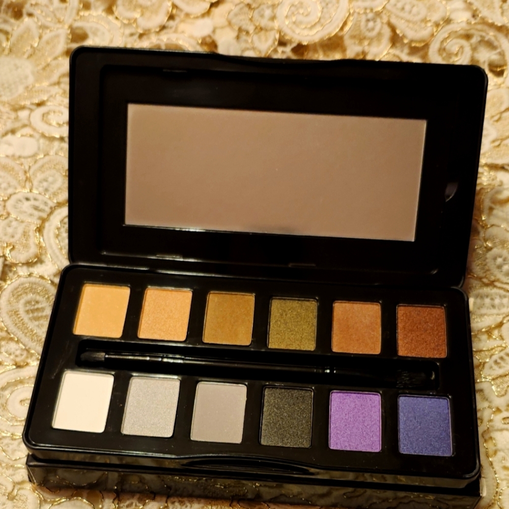 BH Luxurious Eyeshadow Palette with Gold and Purple Shade  Eyeshadow Pallett